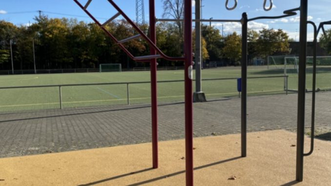 Calisthenics Station und Basketballkorb eröffnen Amöneburger Sportplatz für alle Nutzerinnen und Nutzer