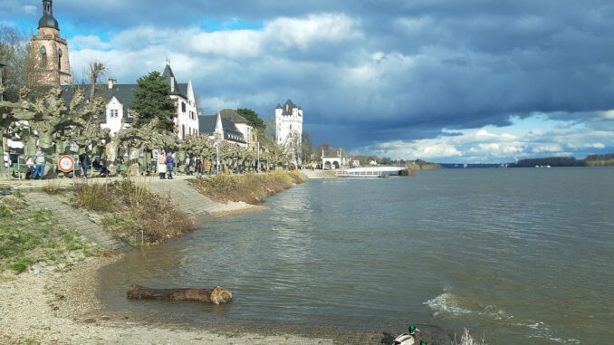Eltville erneuert denkmalgeschütztes Rheingeländer und fertigt fehlende Pfosten nach Eltville erneuert denkmalgeschütztes Rheingeländer und fertigt fehlende Pfosten nach