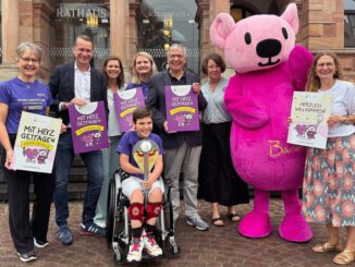 Engels-Fackel vor Wiesbadener Rathaus: Symbolischer Halt für Kinder- und Jugendhospizarbeit