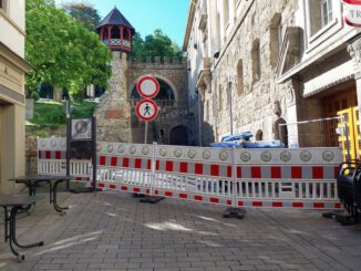 Fassadenschaden führt zur Sperrung von Am Römertor und Zufahrt über Coulinstraße