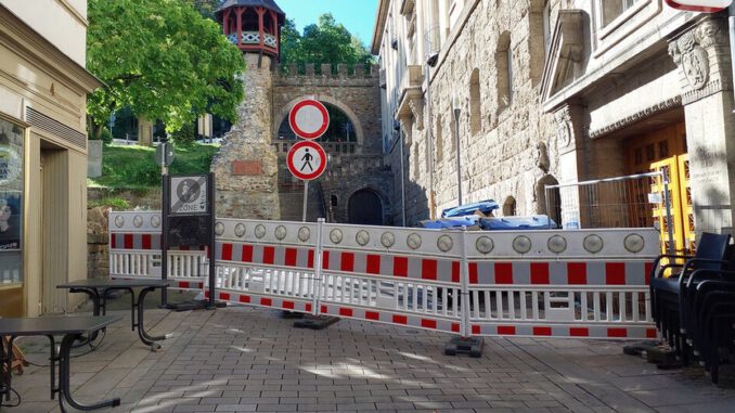Fassadenschaden führt zur Sperrung von Am Römertor und Zufahrt über Coulinstraße Fassadenschaden führt zur Sperrung von Am Römertor und Zufahrt über Coulinstraße