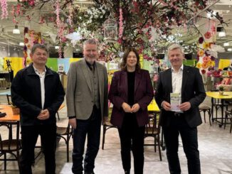 Frühlingsmarkt nutzt ehemaliges SportScheck-Gebäude als temporären Treffpunkt in Wiesbaden