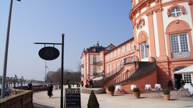 Schloss Biebrich wird zur Bühne für Rheingauer Weinkultur