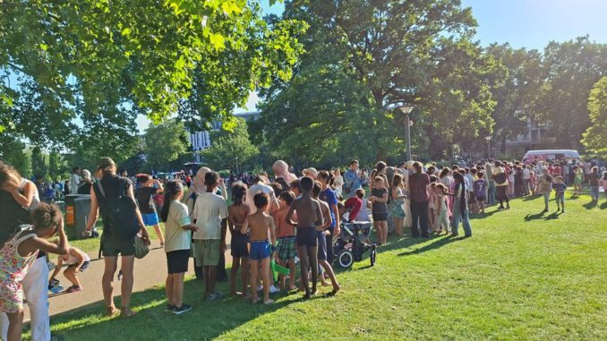 Trotz Hitzewarnung: Verkürzte Sommerwiese in Wiesbaden zieht weiter Tausende Besucher an