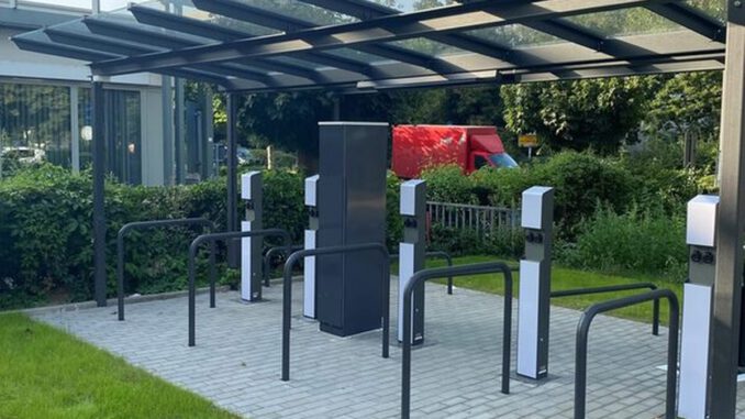 Überdachte Fahrradstation am Elsässer Platz eröffnet mit Ladepunkten und Reparaturservice Überdachte Fahrradstation am Elsässer Platz eröffnet mit Ladepunkten und Reparaturservice