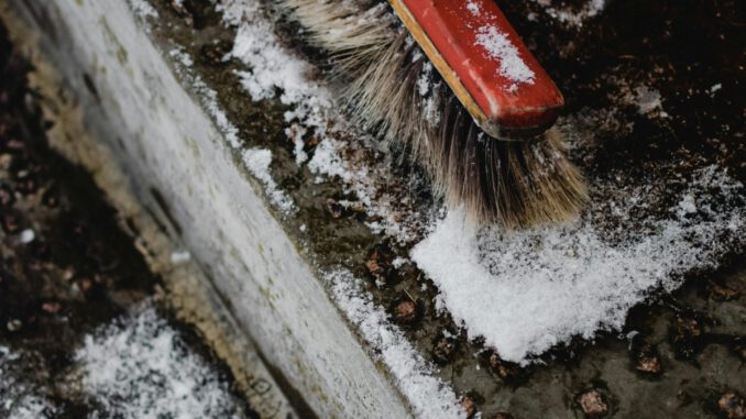 Walluf erinnert Anwohner an Pflicht zur Schneeräumung und zum Streuen