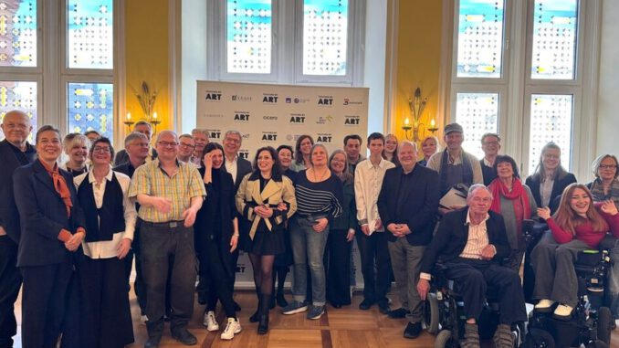 Wiesbaden startet inklusives Kunstprogramm mit Tandems, Film und Auktion
