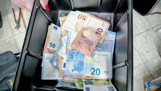 Wiesbaden stellt rund 40 illegale Glücksspielgeräte sicher Bargeld und Umsatzdaten führen zu Steuerprüfungen Wiesbaden stellt rund 40 illegale Glücksspielgeräte sicher Bargeld und Umsatzdaten führen zu Steuerprüfungen