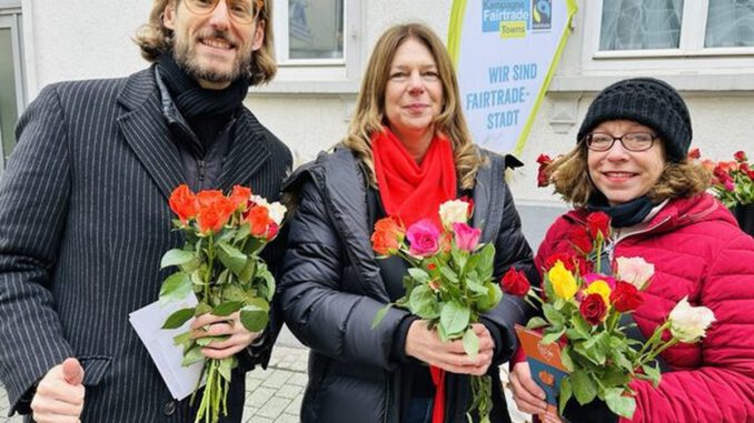 Wiesbaden verteilt Fairtrade Rosen zum Valentinstag und macht auf Lieferketten aufmerksam Wiesbaden verteilt Fairtrade Rosen zum Valentinstag und macht auf Lieferketten aufmerksam