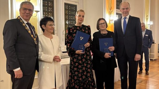 Wiesbaden zeichnet zwei russische Aktivistinnen und zwei Lebensretter mit Courage-Preisen aus Wiesbaden zeichnet zwei russische Aktivistinnen und zwei Lebensretter mit Courage-Preisen aus